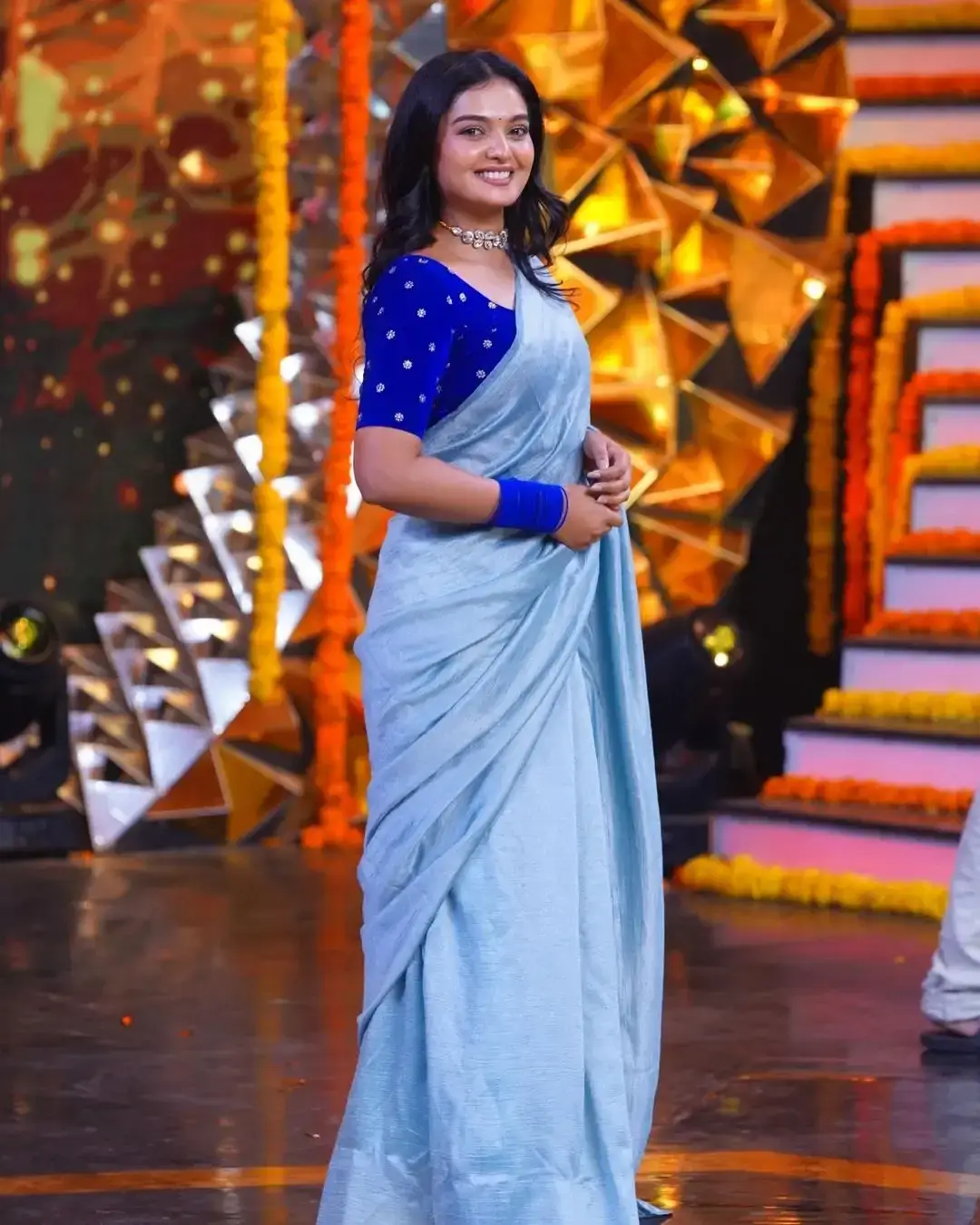 ZEE TELUGU TV ACTRESS ANU VARSHA LONG HAIR IN BLUE SAREE 2